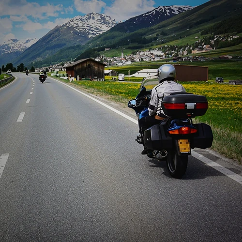 Motorradfahrer in ländlicher Landschaft